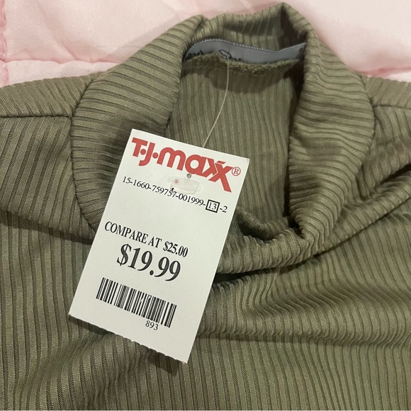 BNWT Army Green Ribbed Soft Turtleneck - Picture 4 of 4